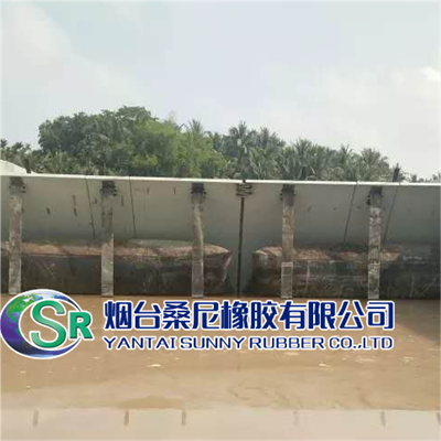 La compuerta neumática del aliviadero